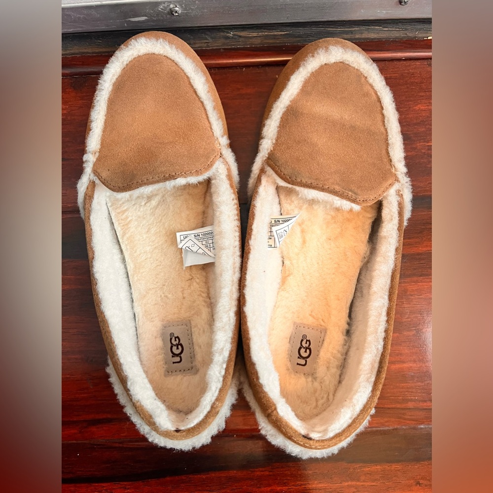 Ugg flat shoes- Size 8 - very comfortable